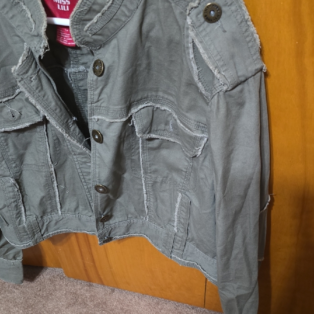Miss Lili Green Utility Jacket with Cropped Length and Collared Neckline - Picture 6 of 10